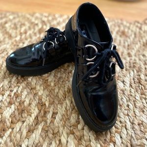 Size 6 Oxford style shoes.